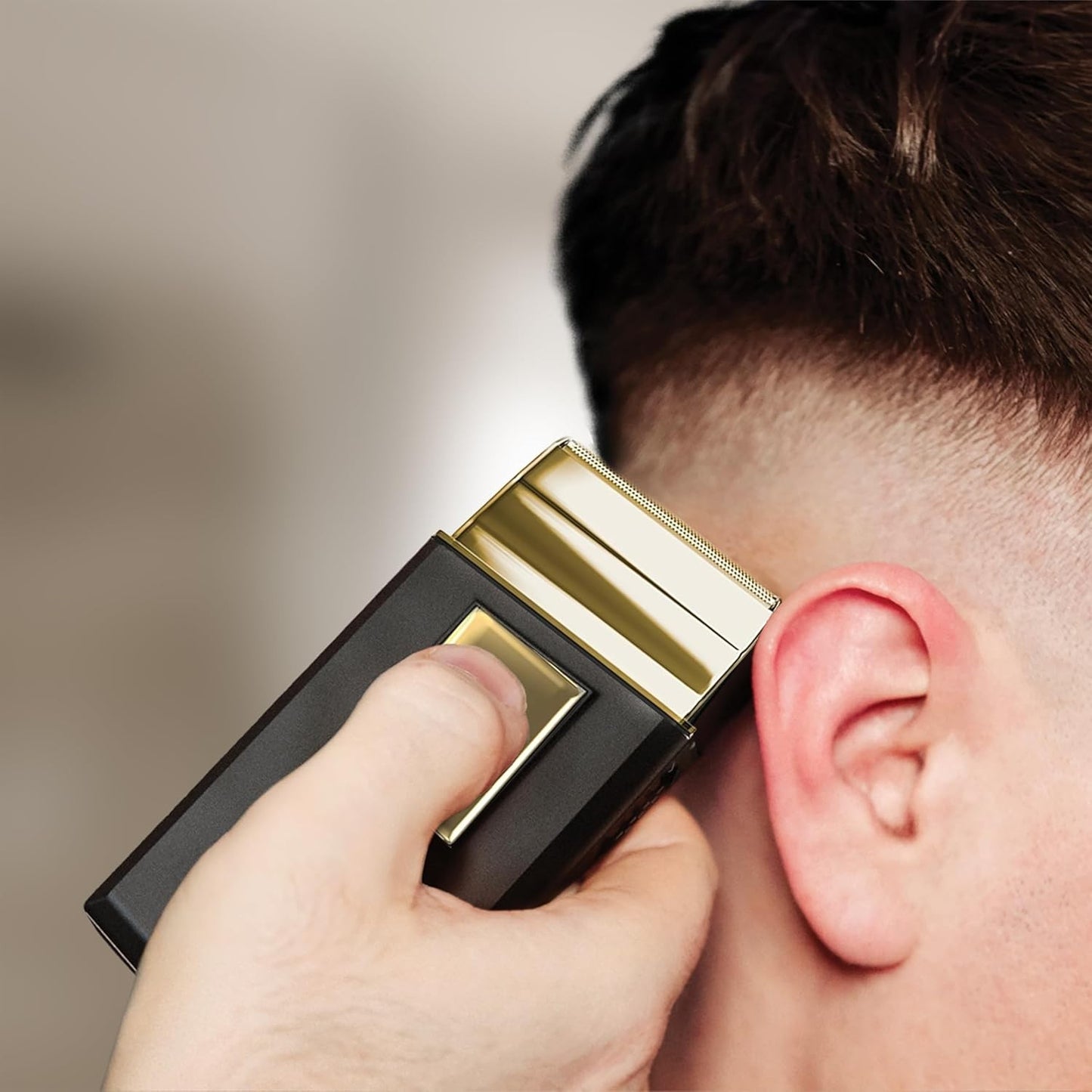 Wahl Travel Shaver Gold Edition Rasoio elettrico cordless e ricaricabile per uom