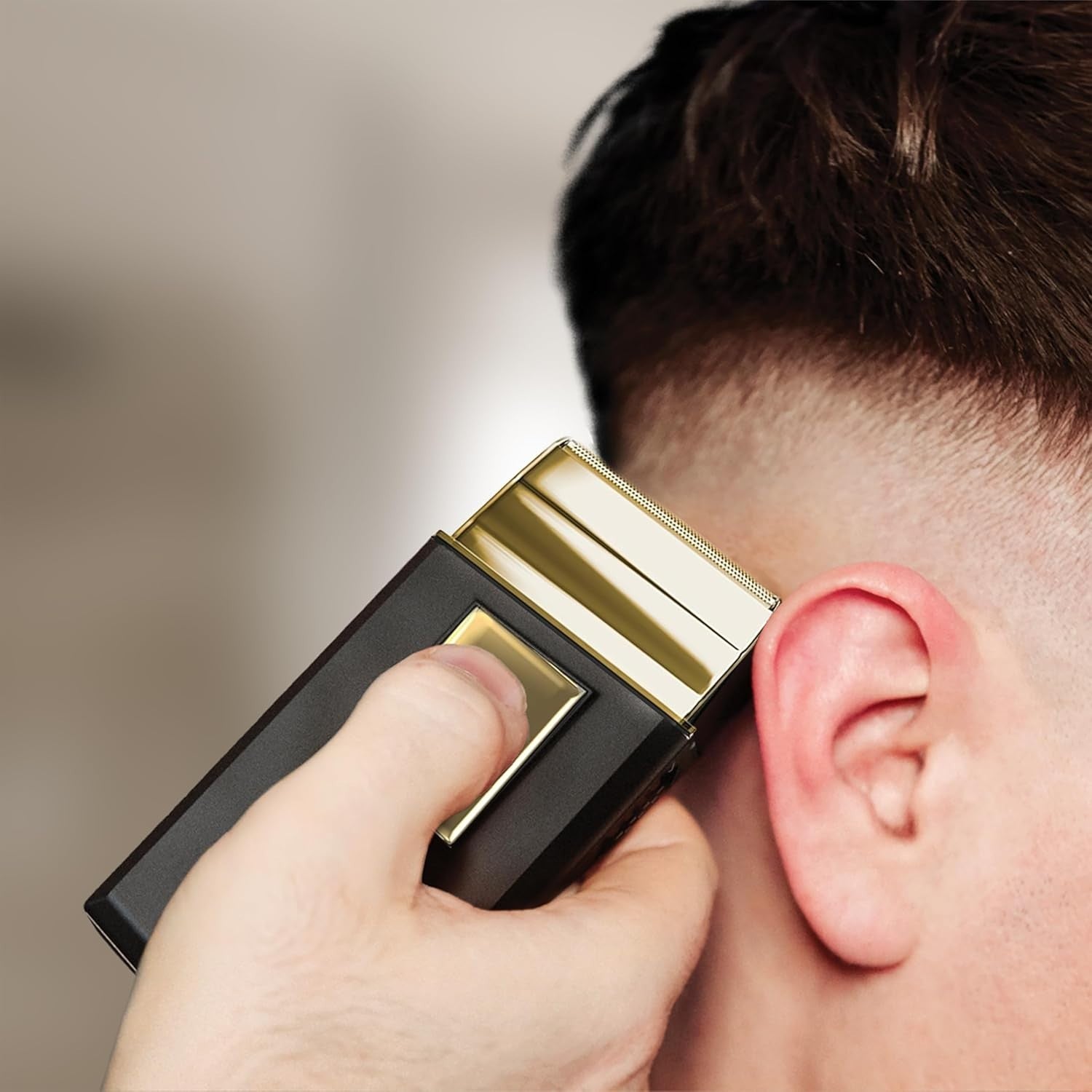 Wahl Travel Shaver Gold Edition Rasoio elettrico cordless e ricaricabile per uom