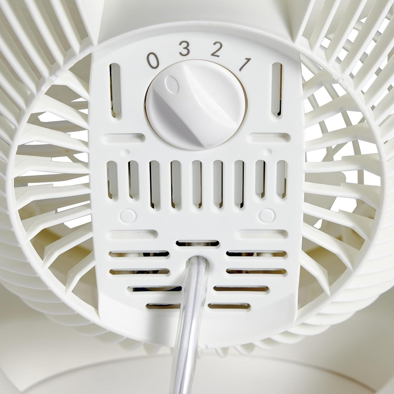 Amazon Basics Ventilatore da tavolo portatile 18 cm silenzioso, inclinabile