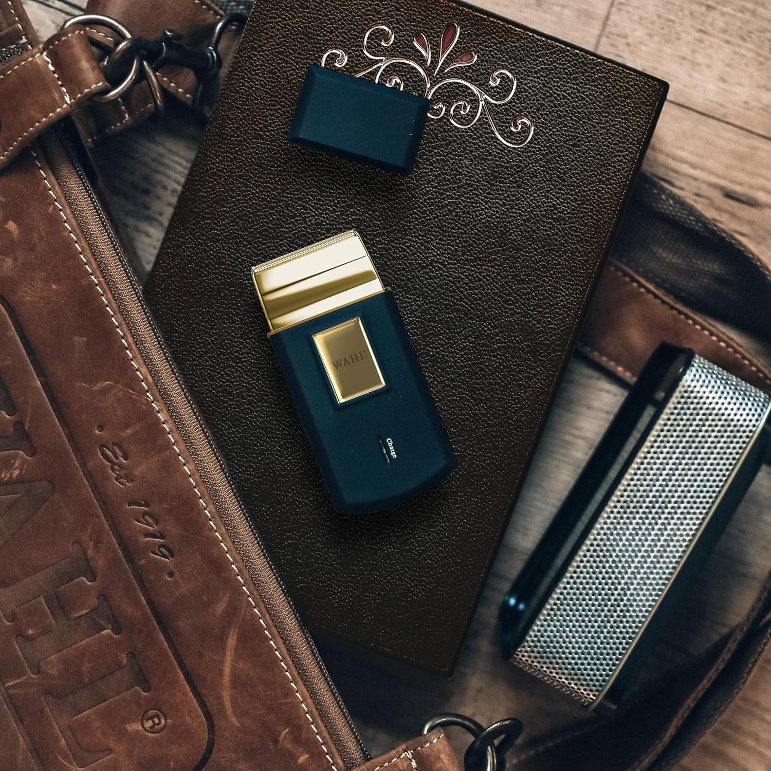 Wahl Travel Shaver Gold Edition Rasoio elettrico cordless e ricaricabile per uom