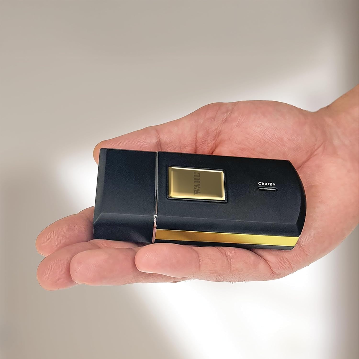 Wahl Travel Shaver Gold Edition Rasoio elettrico cordless e ricaricabile per uom
