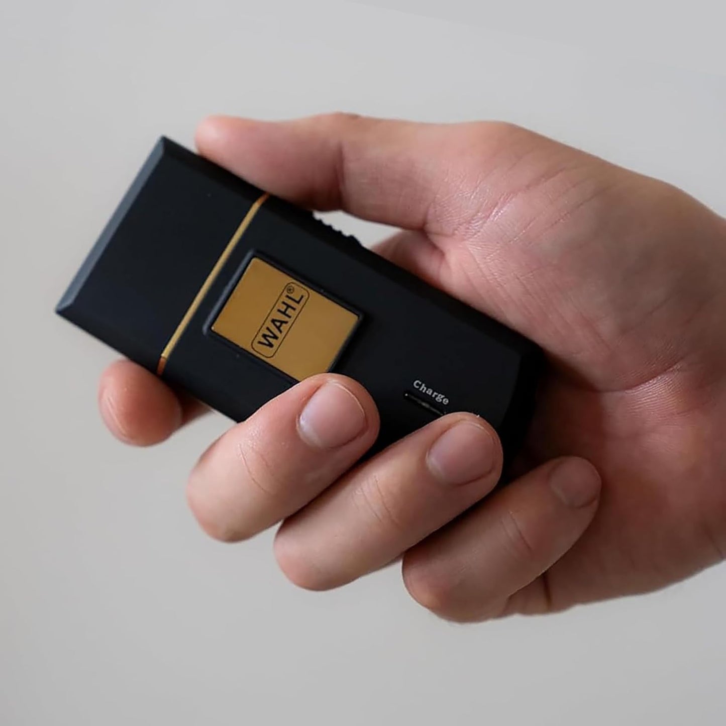 Wahl Travel Shaver Gold Edition Rasoio elettrico cordless e ricaricabile per uom